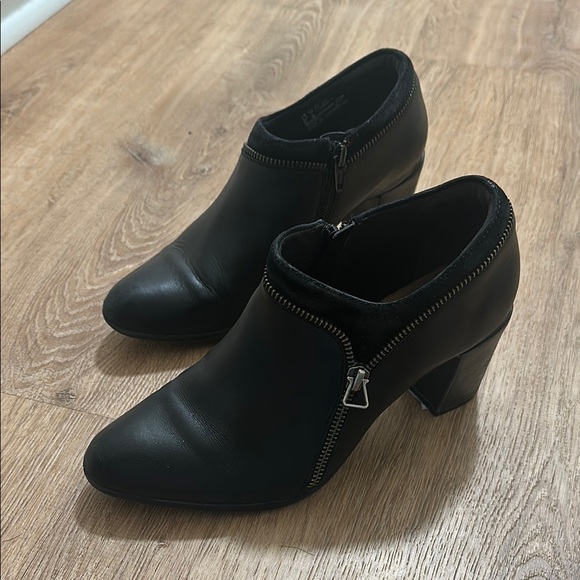 CLARKS | Araya Morgan Black Leather Ankle Boots - Picture 2 of 10